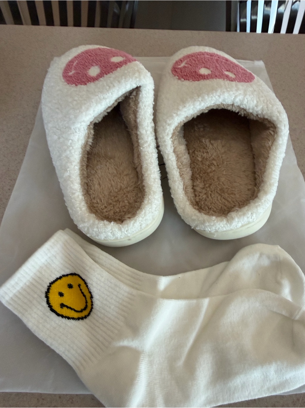 Nordic Peace Plush Slip-On Slippers With Pink Smile Design Sz 8-8.5 — image 5 of 7